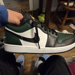 Nike Men's Black, Green, and White Sneakers